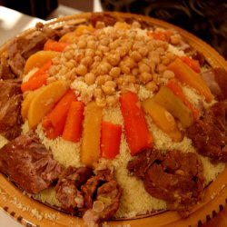 Couscous à la viande en sauce rouge