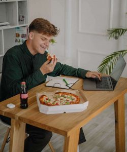 Repas au bureau pizza
