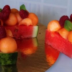 Tarte pastèque au melon, framboises et menthe